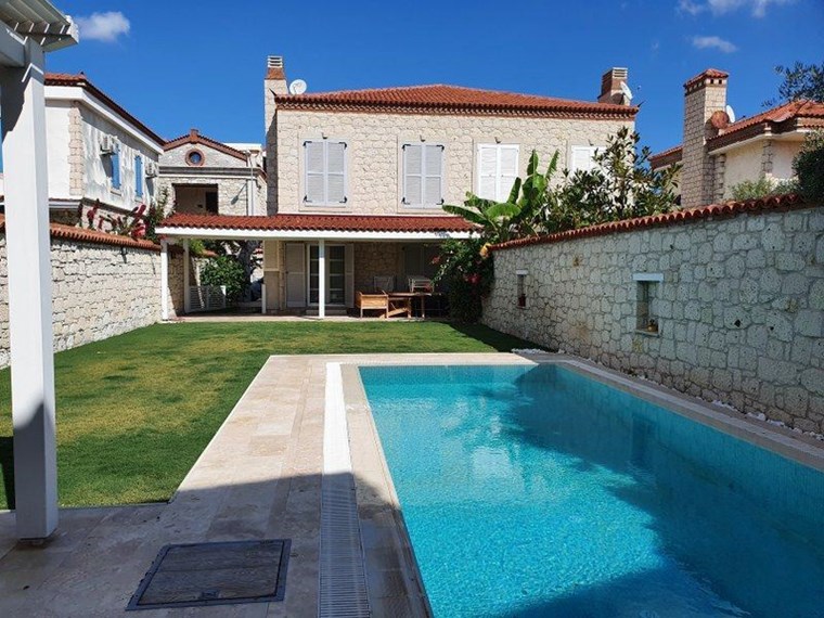 TERAKAMON İzmir Çeşme Alaçatı Havuzlu Müstakil Satılık Taş Ev Villa