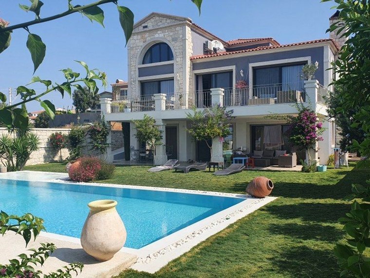 TERAKAMON İzmir Çeşme Ovacık Havuzlu Müstakil Satılık Lüks Villa Taş