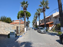 yenifoca merkezde plaja 100 metre zemin kat 2+1