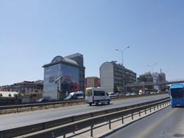 KÜÇÜKYALI E-5 SAHİL BAĞLANTI NOKTASINDA 3200 M2 KOMPLE BİNA