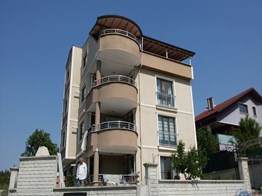 Demirci Villalar Bölgesinde Satılık Bahçeli 4 Daireli Bina