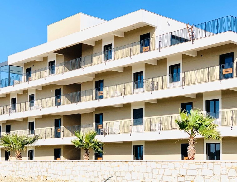 TERAKAMON Çeşme Dalyan�da Ful Deniz Manzaralı, Havuzlu Satılık