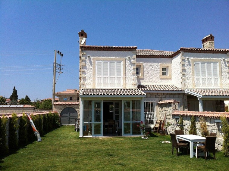 TERAKAMON İzmir Çeşme Alaçatı Köy İçinde Bahçeli Satılık Taş Ev Villa