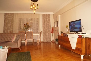 İÇERENKÖY'DE CADDE ÜZERİ ARA KAT BAKIMLI GENİŞ 130M2 3+1 DAİRE