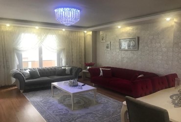 BEYLİKDÜZÜ ADNAN KAHVECİ'DE 175 M2 TERTEMİZ DAİRE
