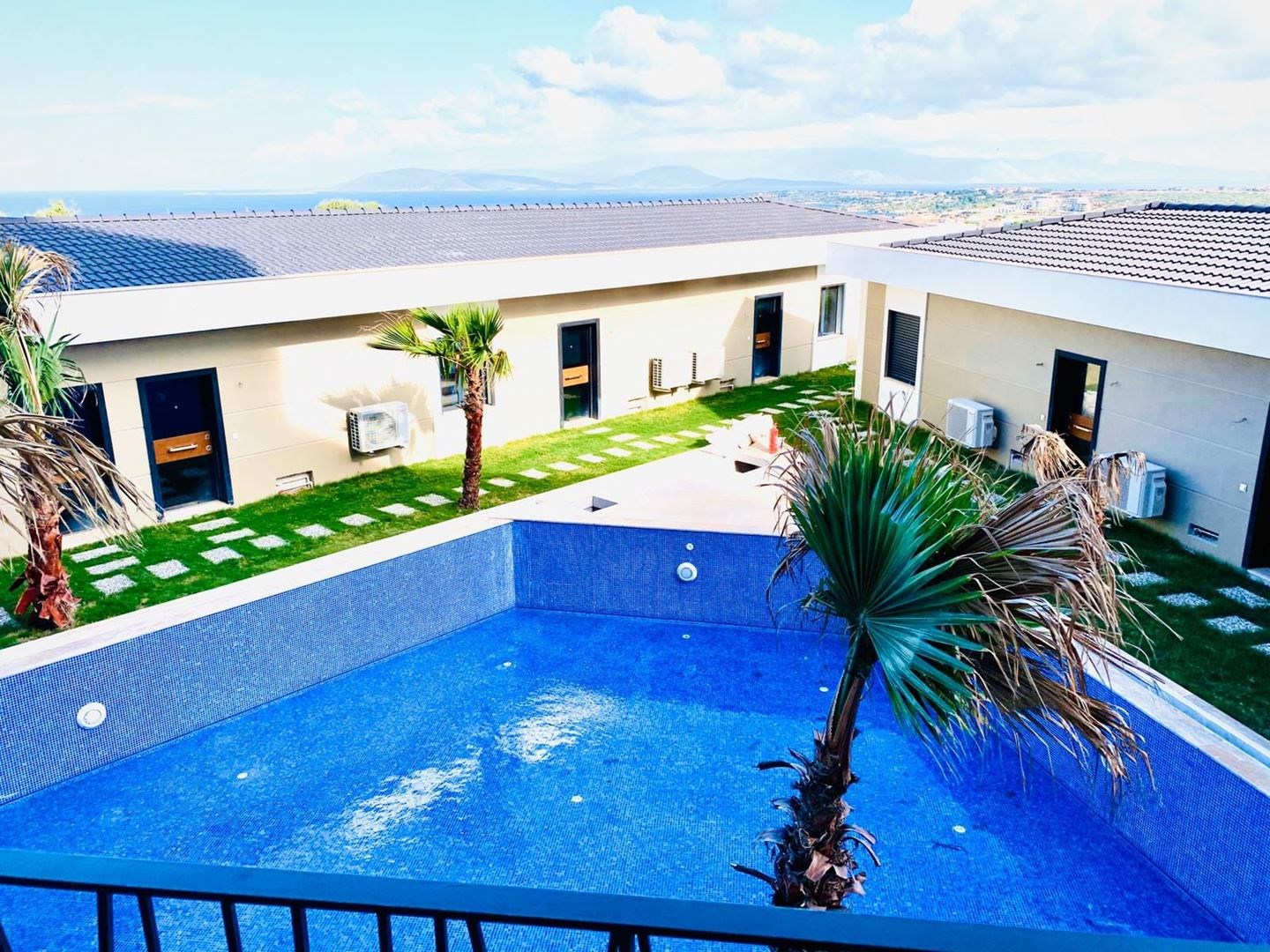TERAKAMON Çeşme Dalyan�da Ful Deniz Manzaralı, Havuzlu Satılık