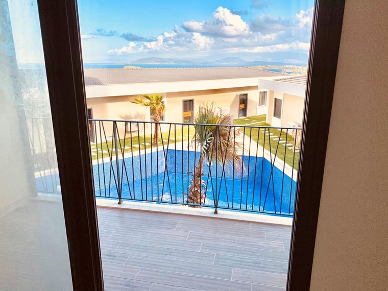TERAKAMON Çeşme Dalyan�da Ful Deniz Manzaralı, Havuzlu Satılık