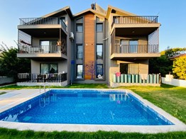 Furnished flat for sale in Fethiye Karagedik 4+1 165m² with pool and garden