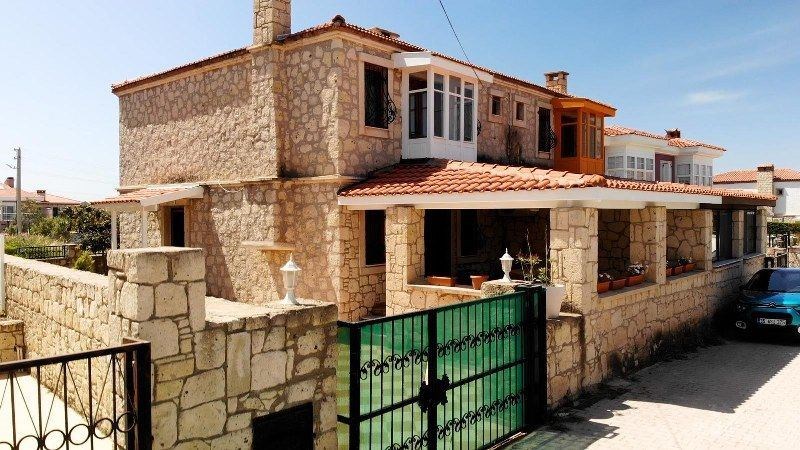 TERAKAMON İzmir Çeşme Alaçatı Bahçeli Müstakil Satılık Taş Ev Villa