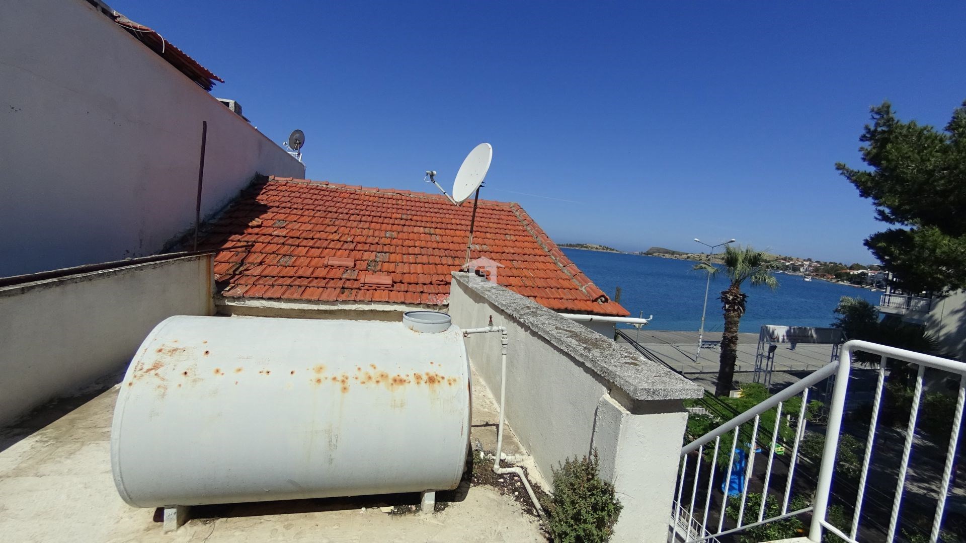 CB PLUS GAYRİMENKUL Foça da Denize Sıfır Çok Özel Tarihi Taş Ev / 8