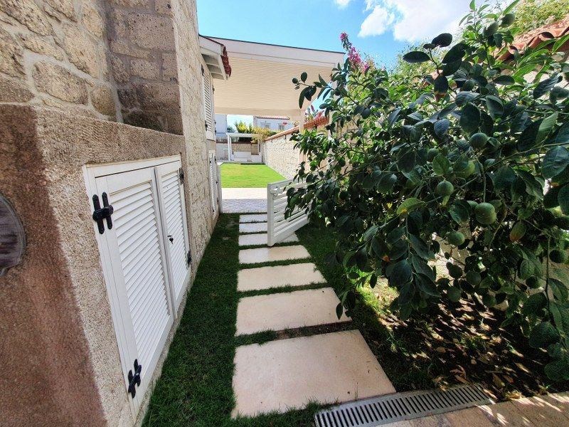 TERAKAMON İzmir Çeşme Alaçatı Havuzlu Müstakil Satılık Taş Ev Villa
