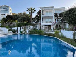 Bodrum Yalıkavak'ta Özel Plajlı Satılık Bahçe Katı Daire